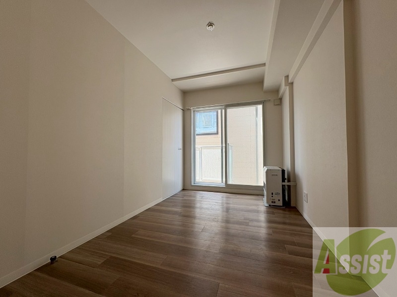 その他部屋・スペース　寝室はこちらです。光が差し込む、温かみのあるお部屋です。