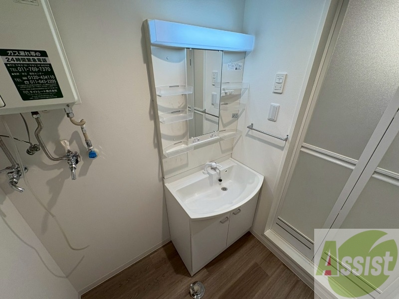 洗面設備　独立洗面台です。大きくてよいですね。シャンプーもできます。