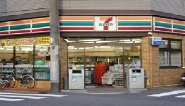 コンビニ　セブンイレブン（コンビニ）まで950m