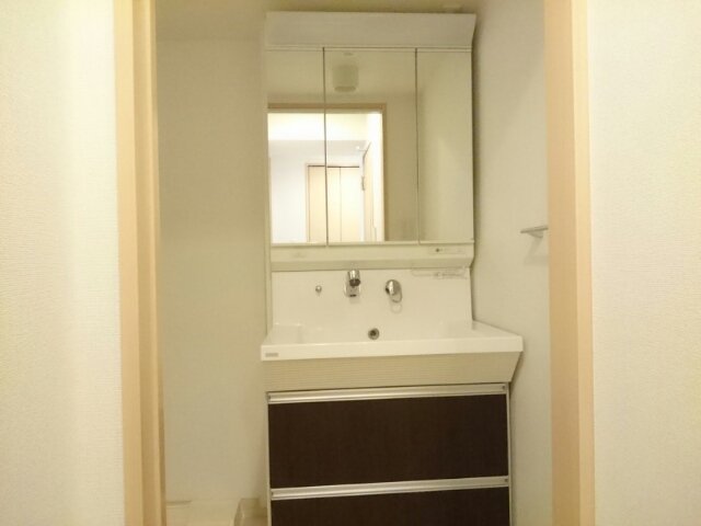 洗面設備　明るい洗面所です