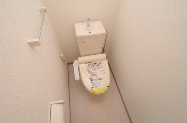 トイレ　温水洗浄便座付きのトイレです♪
