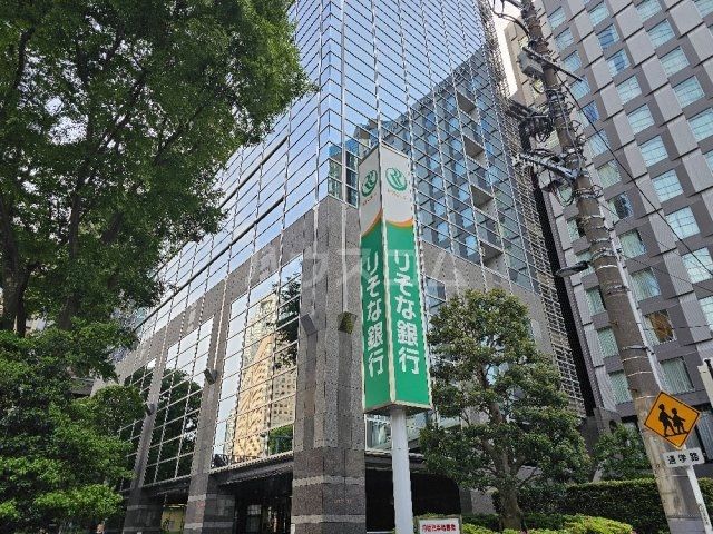 銀行　りそな銀行 新宿支店(店頭サービス)（銀行）まで582m