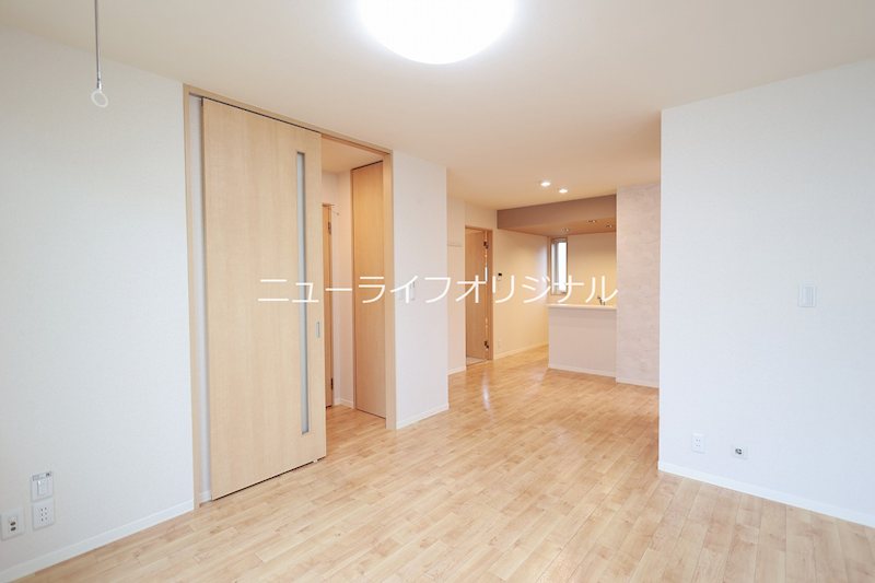 居室・リビング　対面キッチンのあるリビングで、会話が弾みそうです♪