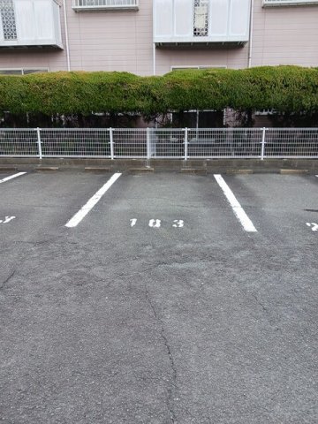 駐車場　駐車場があるので、車を買う予定の方も安心です