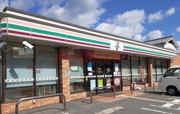 コンビニ　セブンイレブン（コンビニ）まで550m