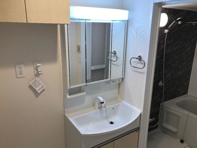 洗面設備　ゆったりとスペースのある洗面所