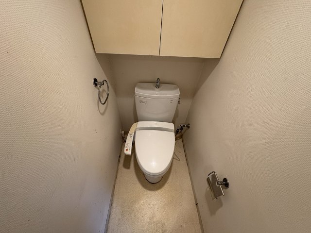トイレ　落ち着いた色調のトイレです