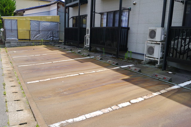 駐車場　駐車場は消雪設備付きです！！