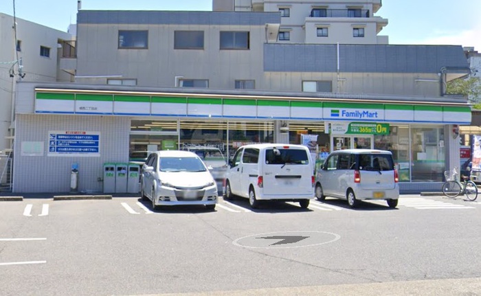 コンビニ　ファミリーマート（コンビニ）まで500m