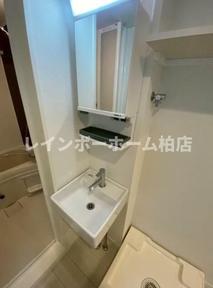 洗面設備　明るい洗面所です