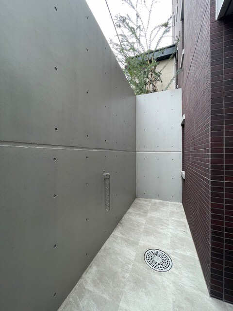 バルコニー　住戸専用のスタイリッシュなドライエリア（半地階）です。