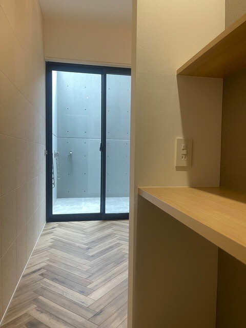 居室・リビング　南側壁面はエコカラットタイル仕上げ