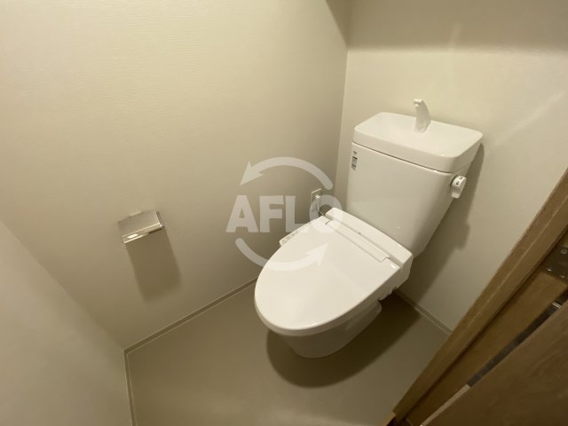 トイレ　エル・セレーノ大阪天神橋　温水洗浄便座