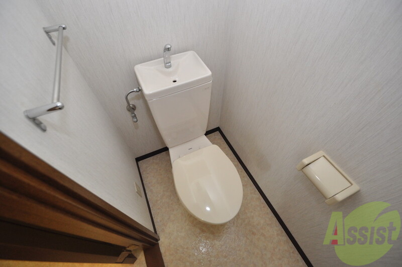 トイレ　白くてピカピカのトイレですね。癒しの空間になりそう。
