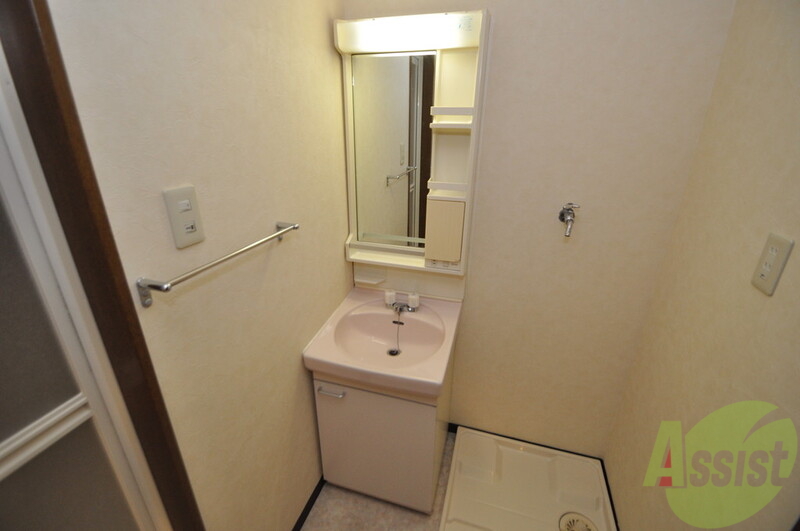 洗面設備　独立した洗面所には洗濯機置場もあり、脱衣場も広めです。