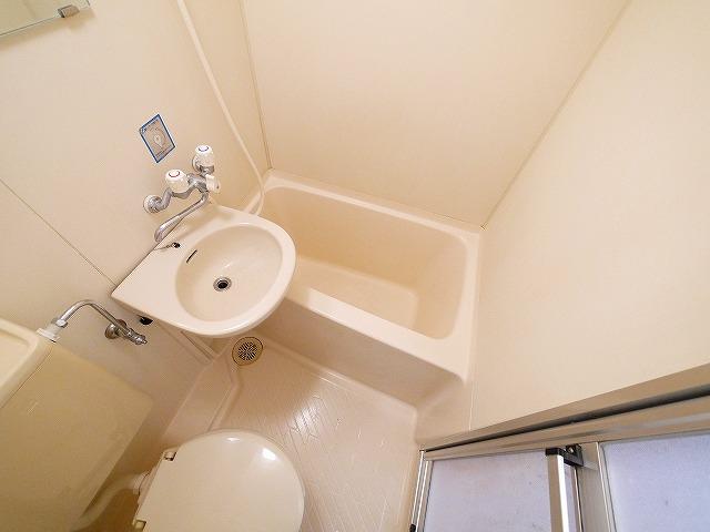 バス・シャワールーム　コンパクトで使いやすいお風呂です