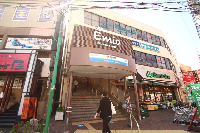 ショッピングセンター　エミオ武蔵関（ショッピングセンター）まで579m