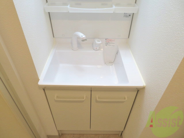 洗面設備　シャワー付洗面化粧台で朝の身支度も便利ですよ。