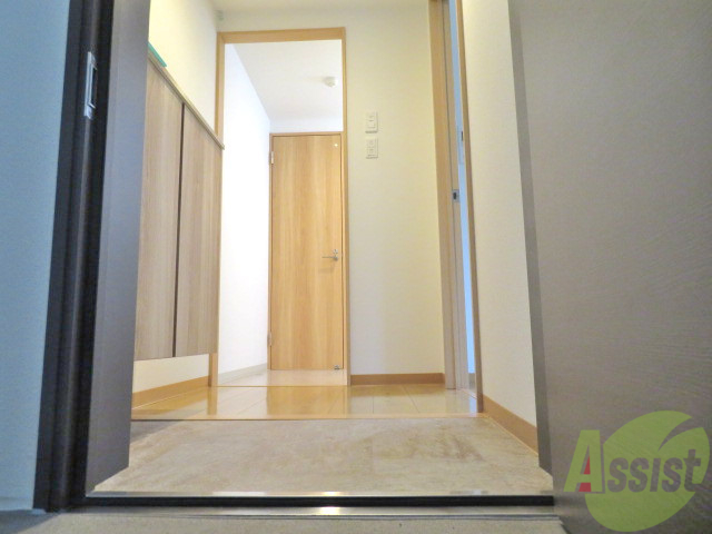 玄関　玄関からの目線です。明るい光がさしこんでいいですね。