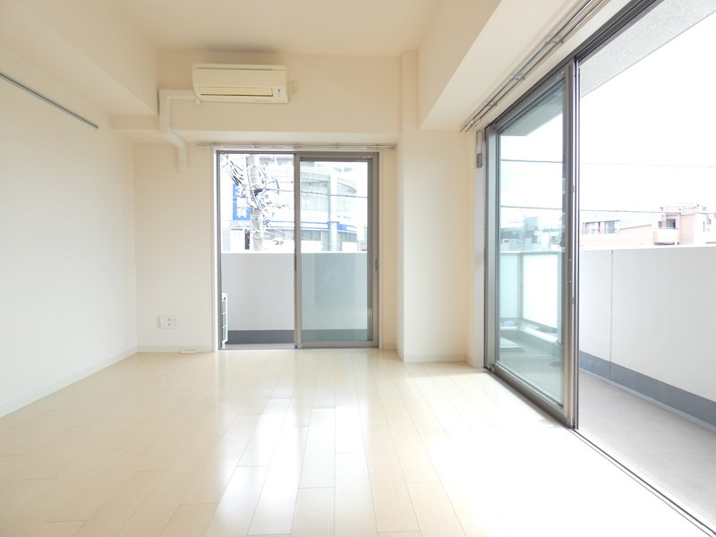 居室・リビング　※以下他号室参考写真となります。