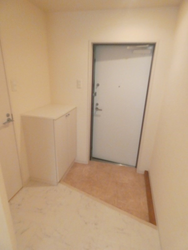 玄関　※以下他号室参考写真となります。