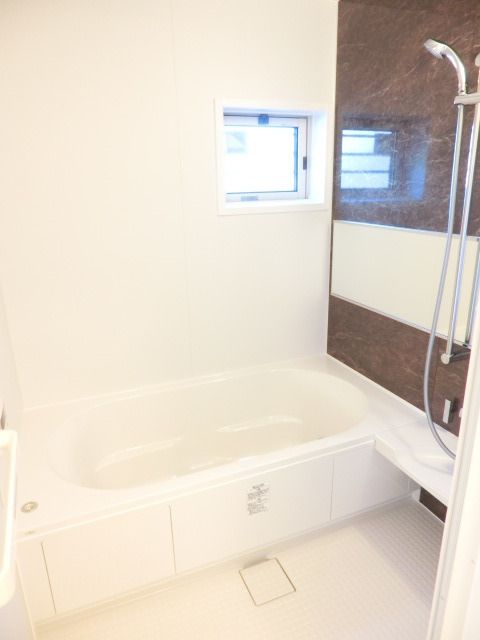 バス・シャワールーム　ゆったりとした一坪の浴室は魅力的です