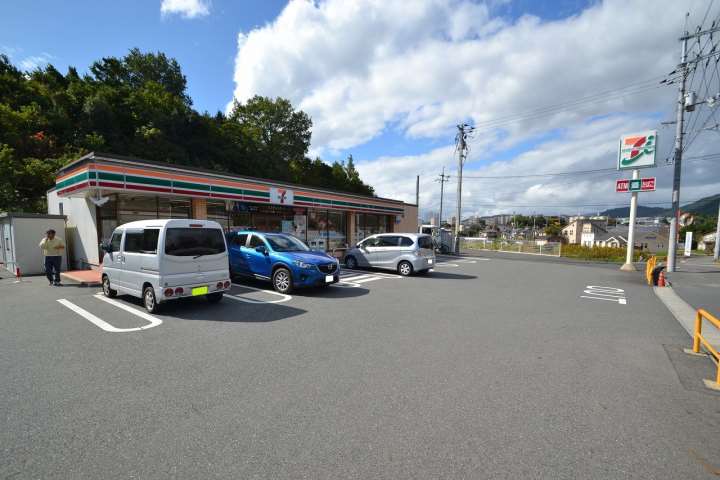 コンビニ　セブンイレブン（コンビニ）まで855m