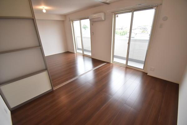 居室・リビング　同物件別室