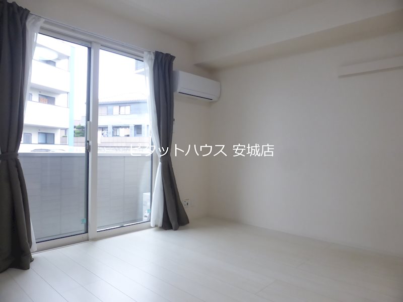 居室・リビング　同物件別部屋