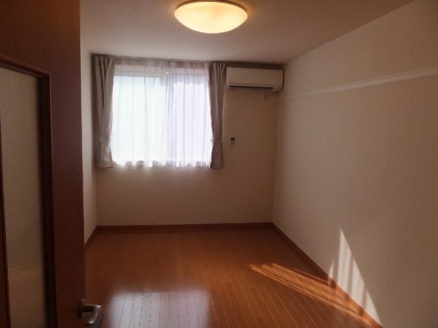 居室・リビング　カーテン、エアコンあります