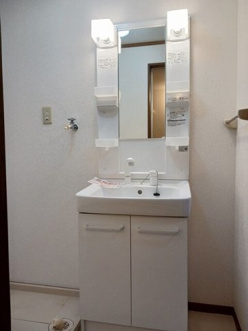 洗面設備　明るい洗面所です