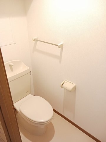 トイレ　落ち着いた色調のトイレです