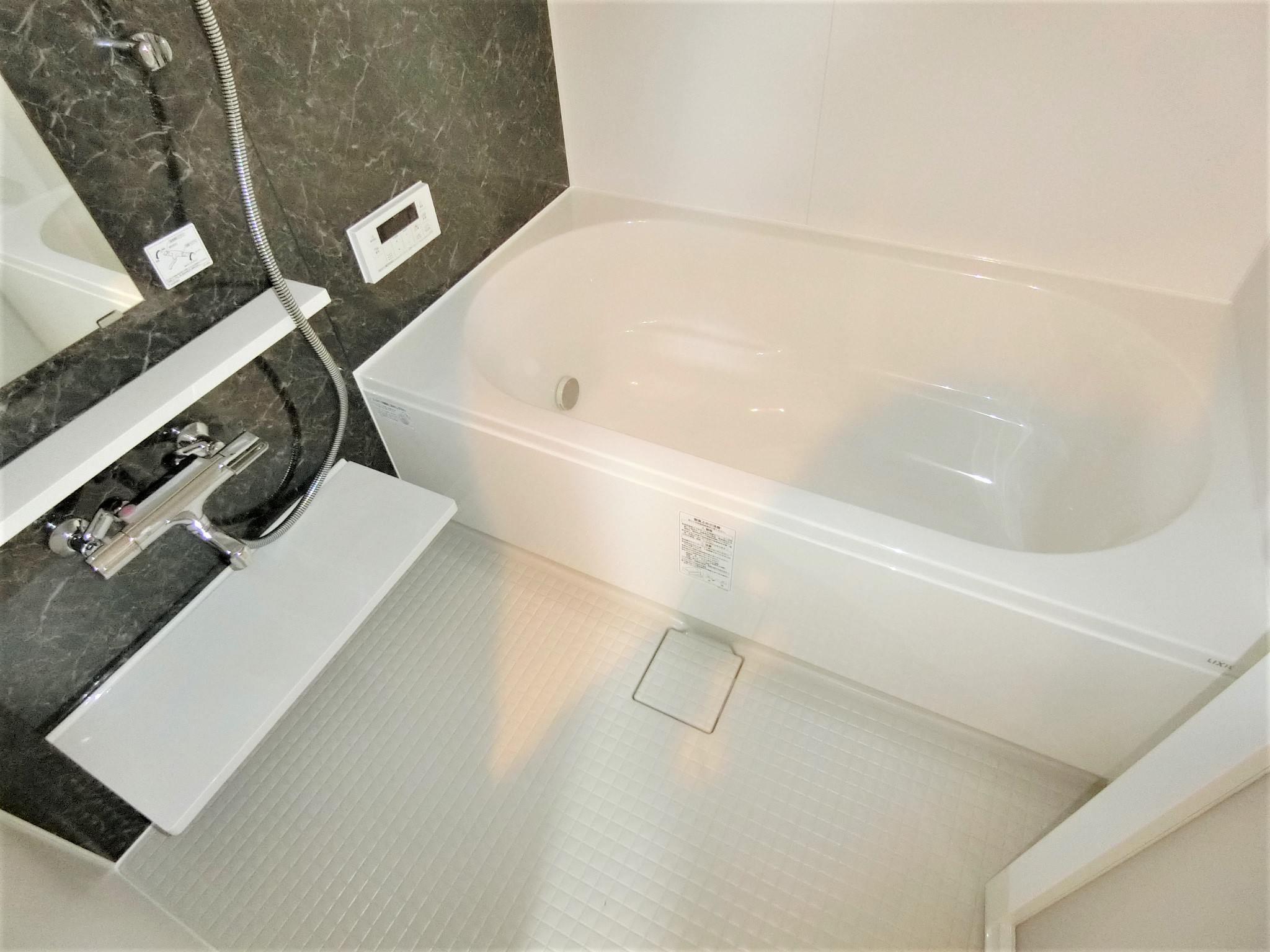 バス・シャワールーム　追い焚き機能・浴室乾燥機完備☆