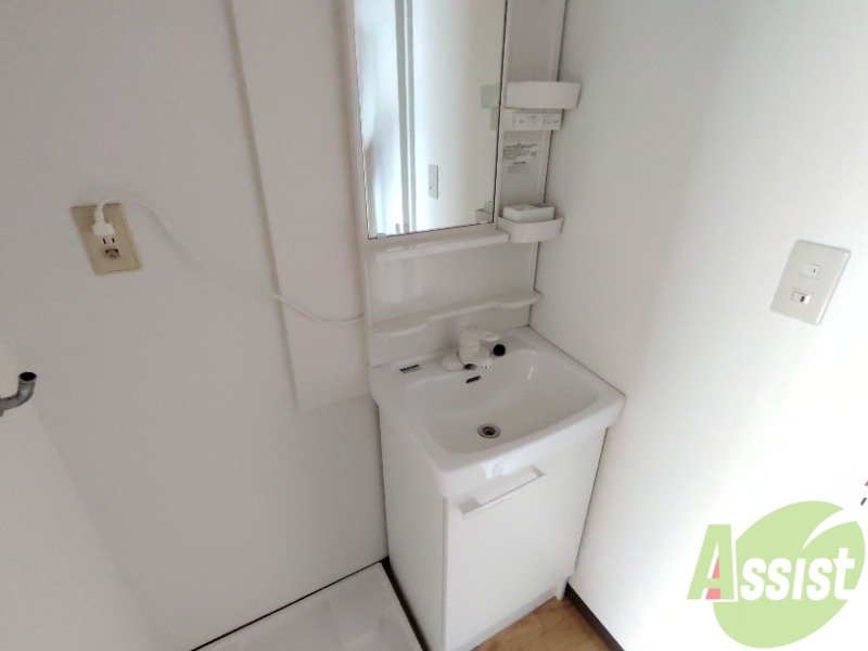 洗面設備　こちらの洗面台で洗顔、歯磨きも行えます。