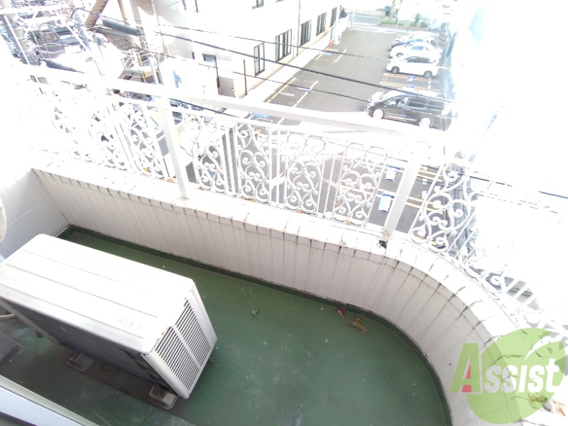 バルコニー　ベランダはよく日が当たり気持ちの良い空間です。