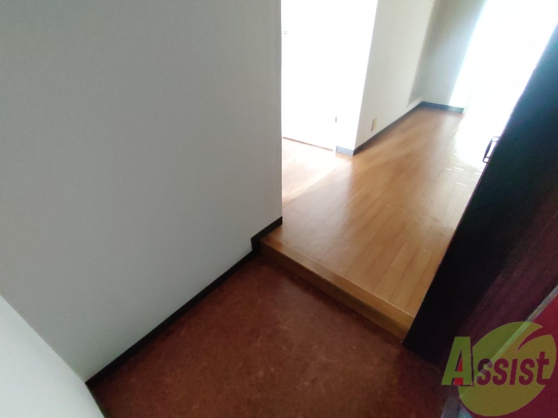 玄関　玄関からの様子です。綺麗なフローリングが広がっています。