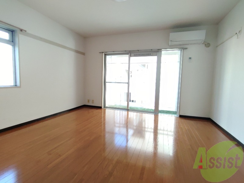 居室・リビング　広くきれいなリビングは明るい光も良く差します。