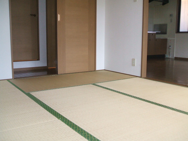 その他部屋・スペース　落ち着いた色調の寝室です