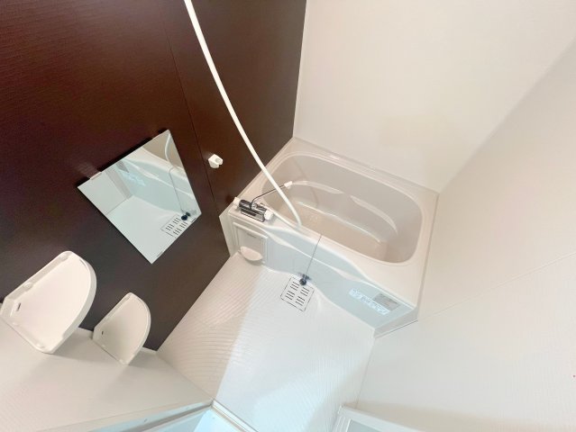 バス・シャワールーム　広めのお風呂は一日の疲れを癒してくれます。