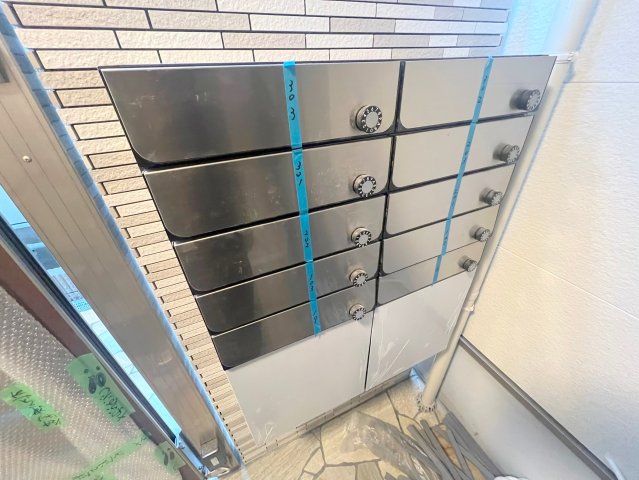 ロビー　ロビーにある各部屋毎のメールボックス。