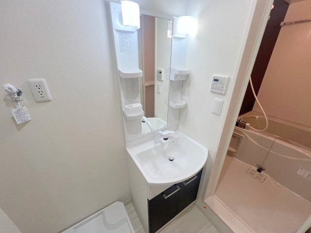 洗面設備　身支度が出来る独立洗面台です。