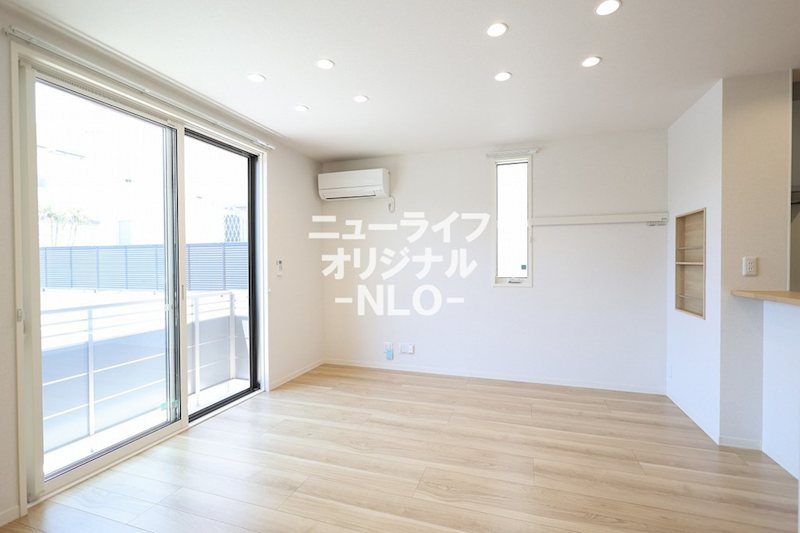 居室・リビング　13.4帖LDK☆窓が大きく明るい室内☆