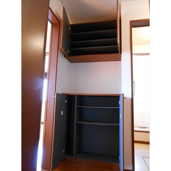 玄関　※入居中のため同間取の別室写真