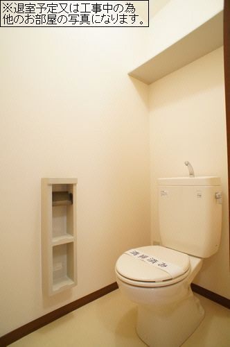 トイレ　※入居中のため同間取の別室写真