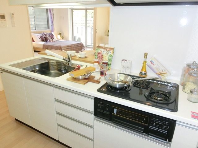 キッチン　★お料理らくらくシステムキッチン3口付きです★