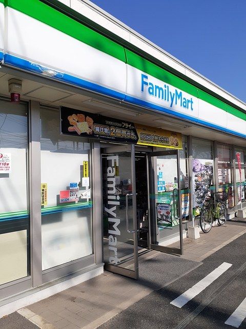 コンビニ　ファミリーマート（コンビニ）まで440m