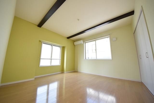 その他部屋・スペース　オシャレなアクセントクロス　２面採光で明るいお部屋です