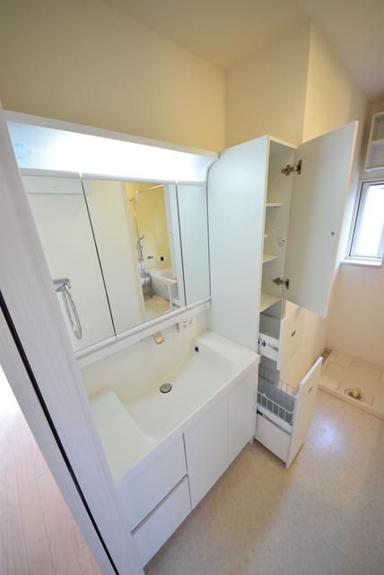 洗面設備　朝の仕度に便利な大型シャンプードレッサー