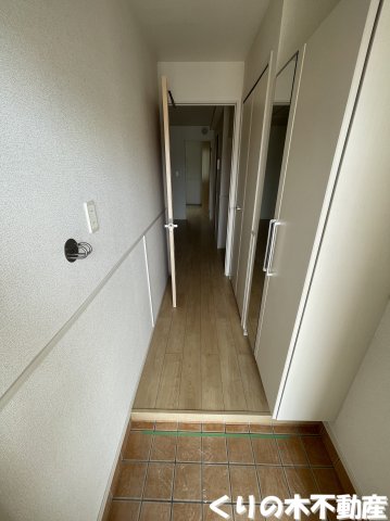玄関　同タイプのお部屋です（現況を優先します）
