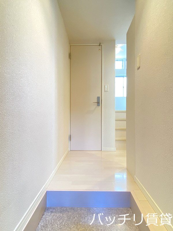 玄関　別号室タイプの為、現状を優先致します。